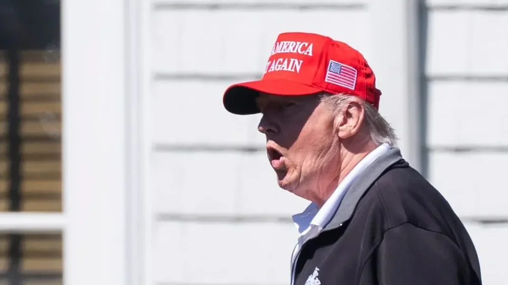 donald-trump-in-einem-golfclub-in-sterling-virginia-die-stadt-chicago-wehrt-sich-gegen-seinen-plan-die-nationalgarde-in-die-stadt-zu-schicken.thumb.webp.3cf22ce5bef770cf588ce973159cbb0e.webp